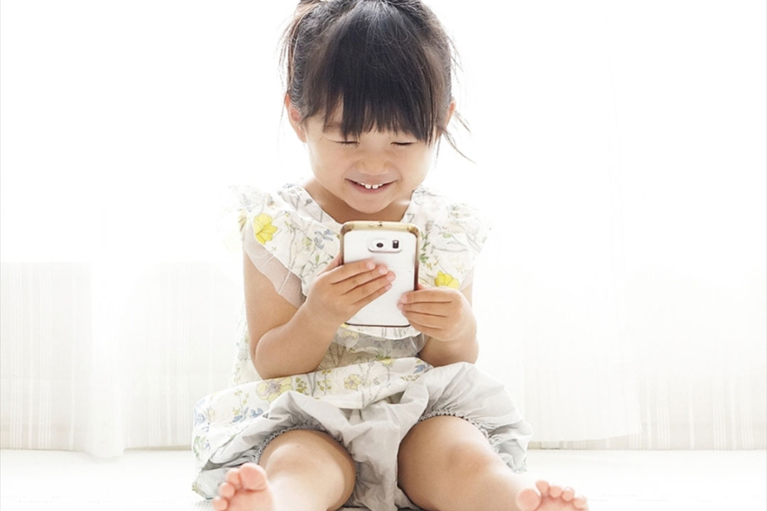 スマホをする子ども