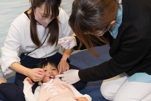 子どもの歯磨きの様子